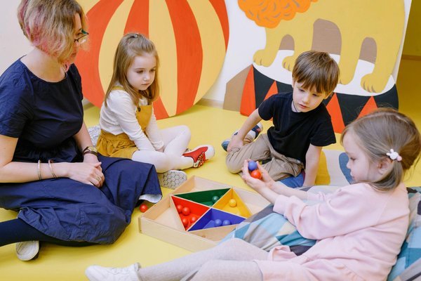 Jeux montessori adaptés à l'âge : apprendre en s'amusant